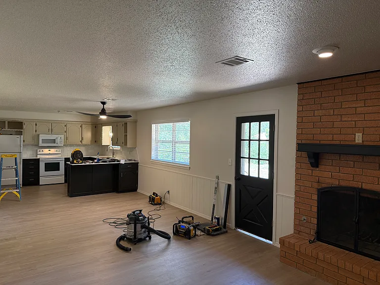 407 E Mohr Ln — Photo 4