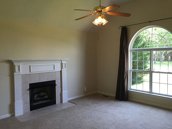 Living room w/gas logs