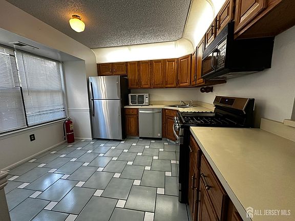 3rd image of 365 Bromley Pl