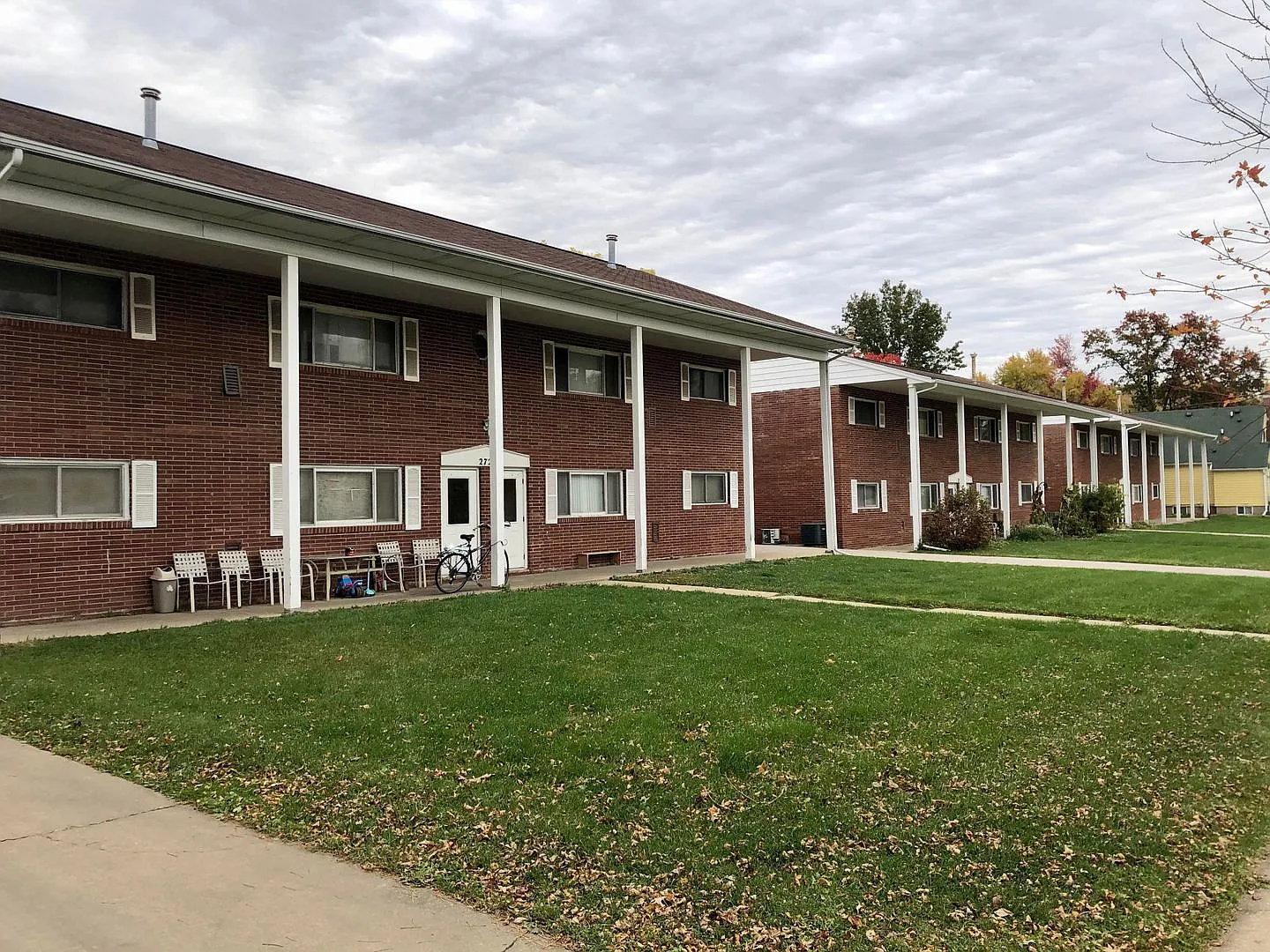 Colonial Manor — Photo 1