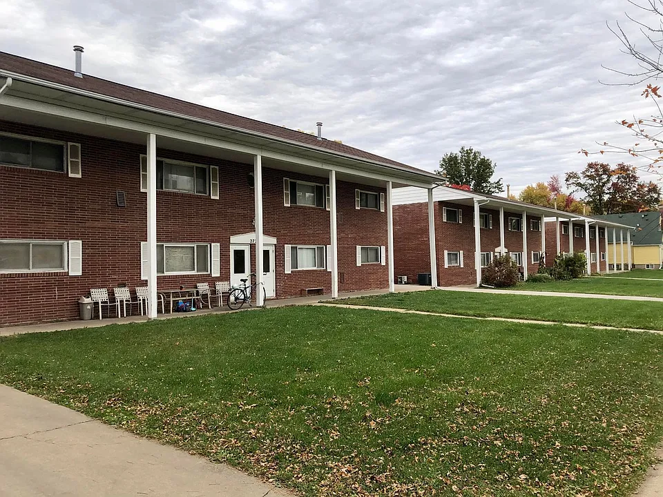 Colonial Manor