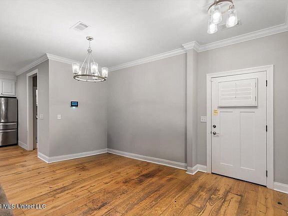 3rd image of 703 Hartwood Cv