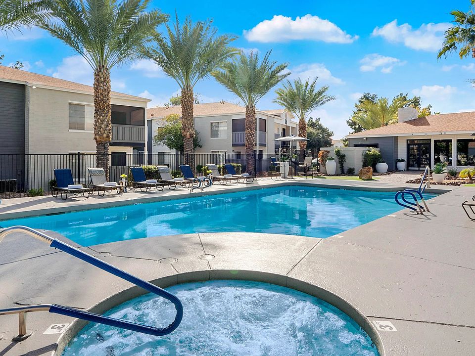 Promenade at Grand offers not one but two unbelievable resort-style pools for a grand aquatic experience for all residents perks of living at The Promenade!