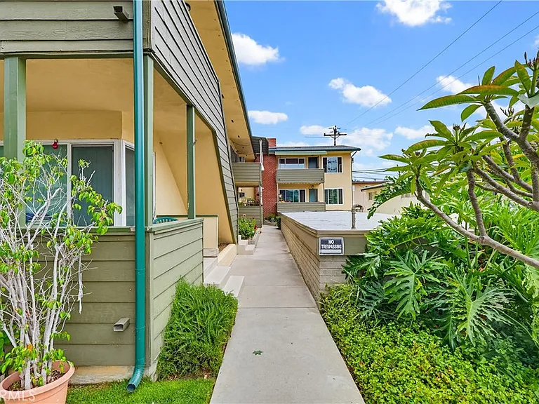 312 Raymondale Dr — Photo 2