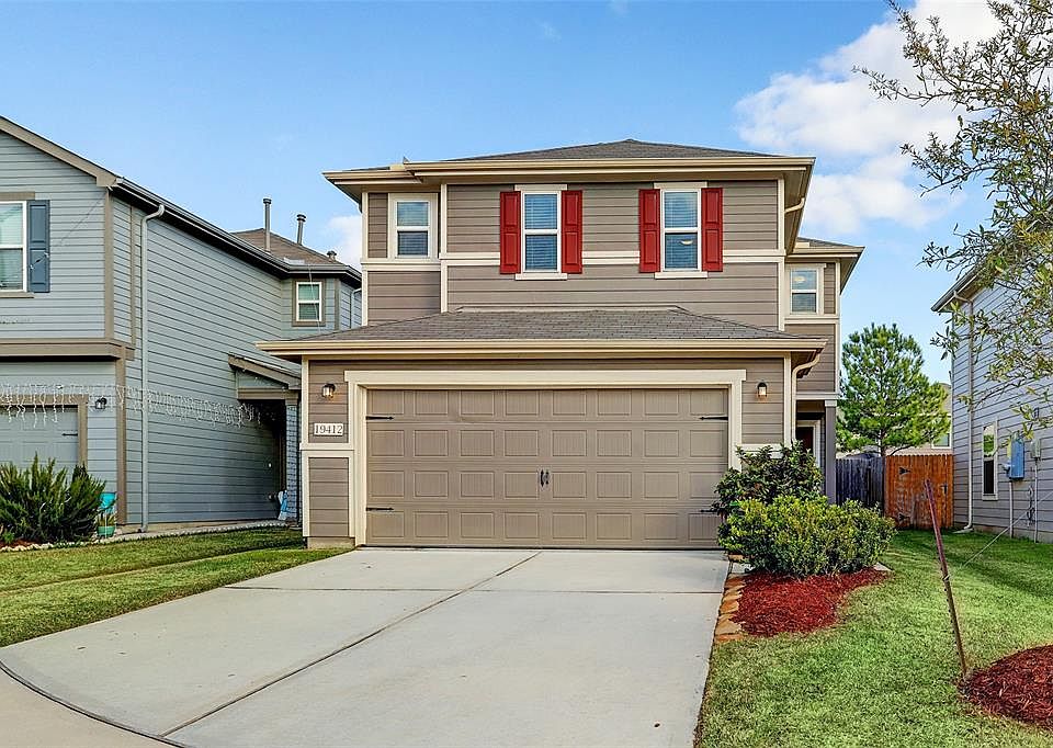 Welcome to 19412 Tinway Court in Remington Ranch! Just a quick walk down the street to the community park, pool & splash pad, and just minutes away from shopping, dining, & entertainment.