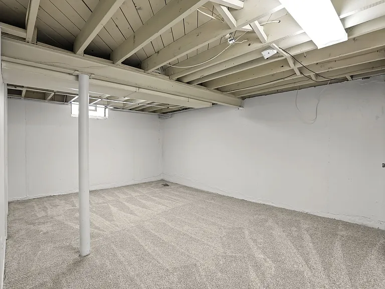 2758 Ackley Ave — Photo 44