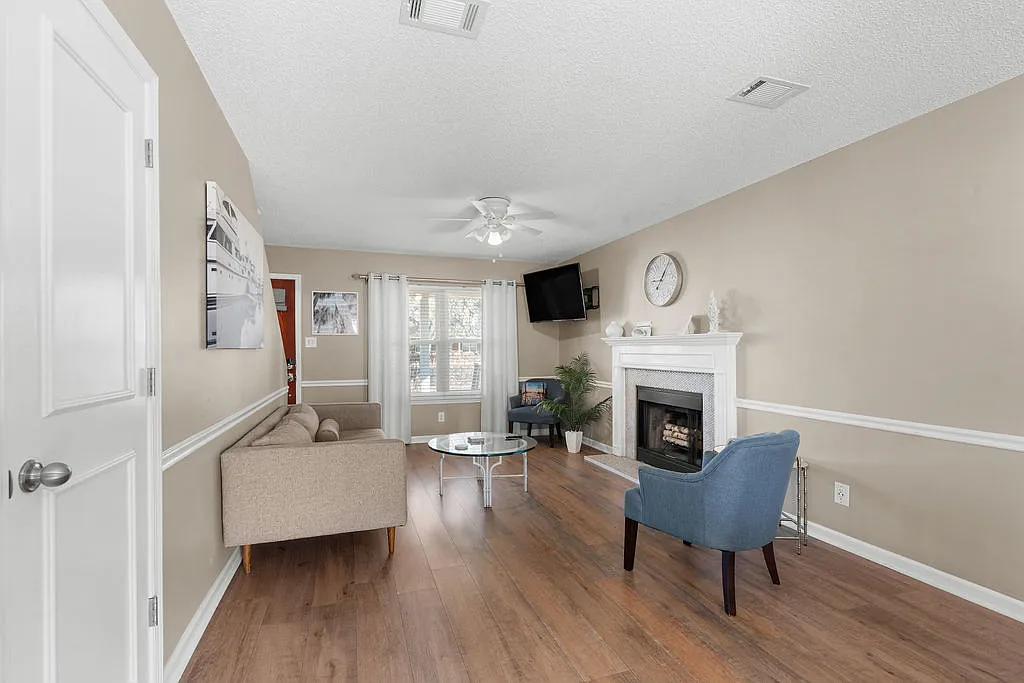3 bed, 1215 sqft, $2,250 — Photo 3