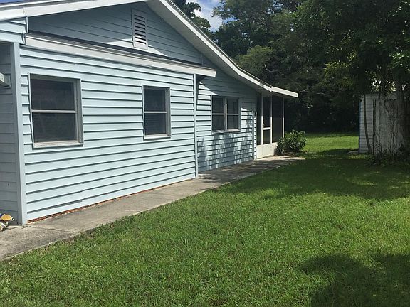 Large side yard