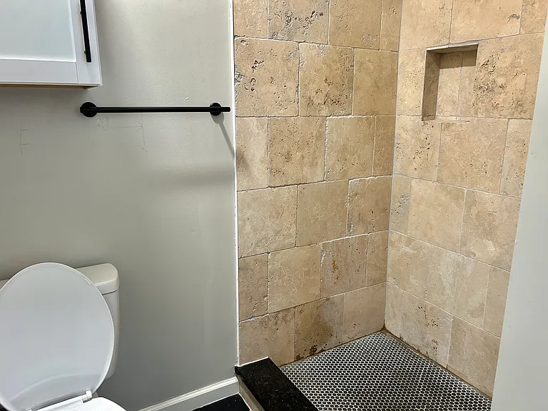 1015 W Franklin Ave — Photo 26
