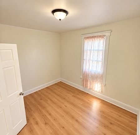 4th image of 1070 Julia St