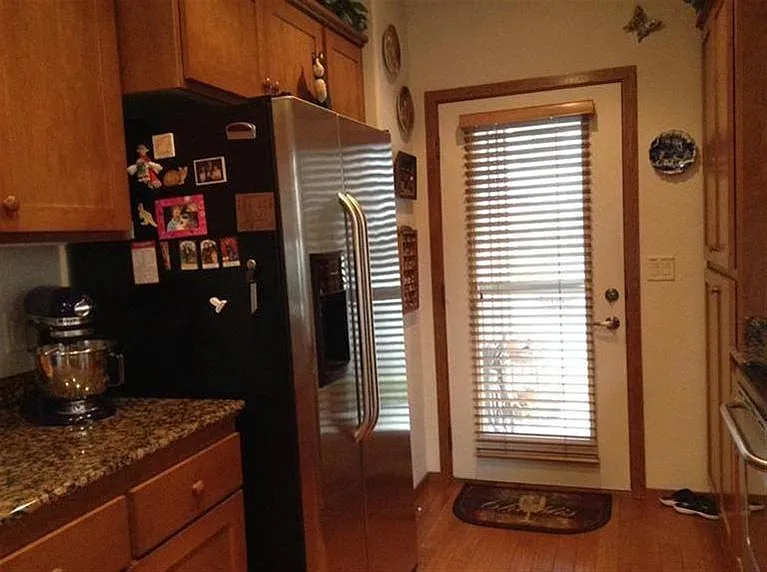 3 bed, 2.5 bath, 1915 sqft, $2,400 — Photo 3