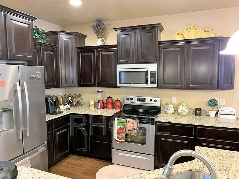 4 bed, 2.5 bath, 2000 sqft, $2,249 — Photo 2