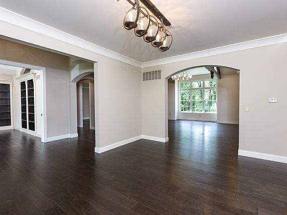5th image of 8 Villa Coublay Dr