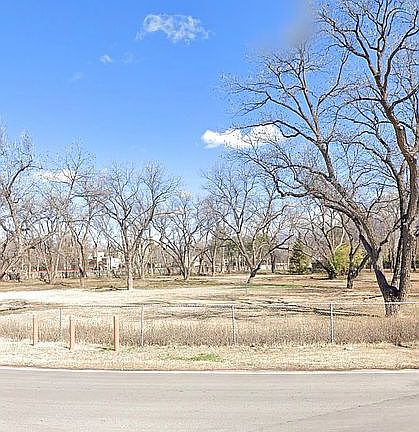 4th image of 611 Meadowlark Dr
