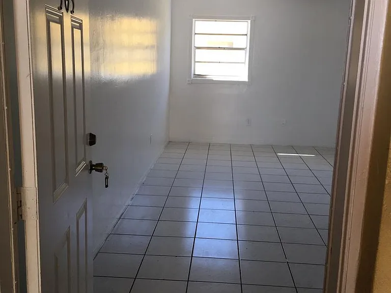 Jaclyn Apartments — Photo 18