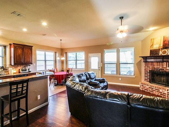 4th image of 905 Lake Hollow Dr