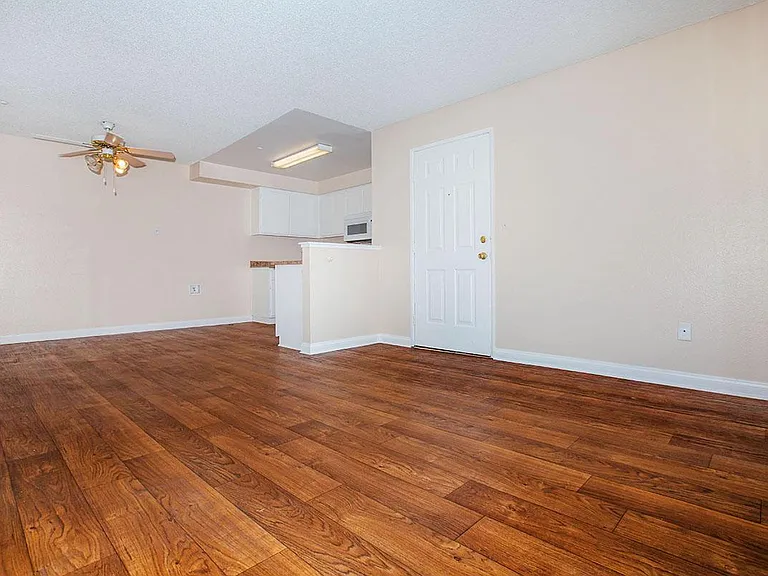 Sunset Pointe Apartments — Photo 13