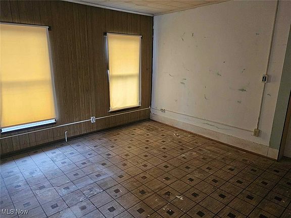 5th image of 817 Hughes St