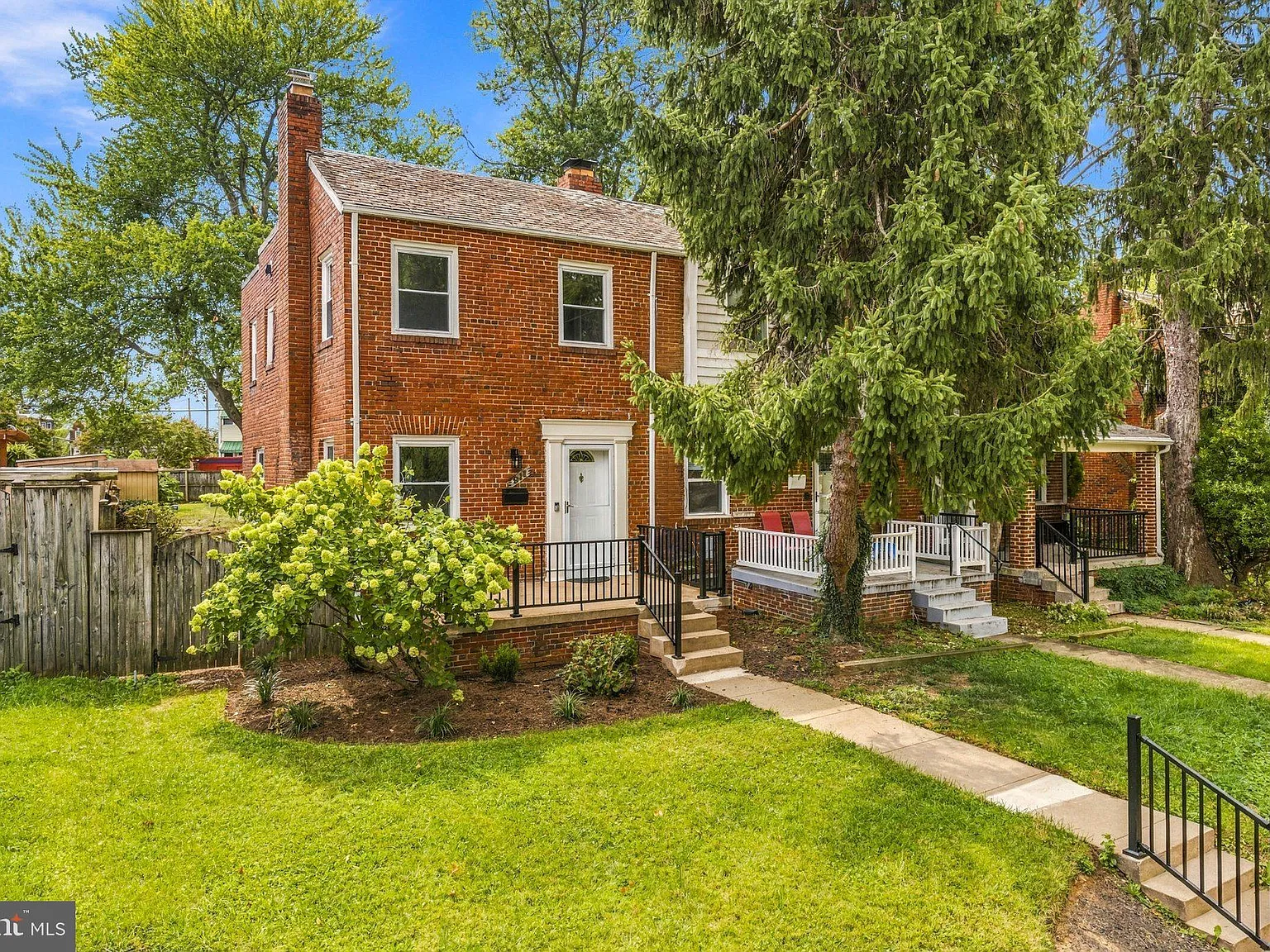 3 bed, 1.0 bath, 1824 sqft, $3,250 — Photo 2