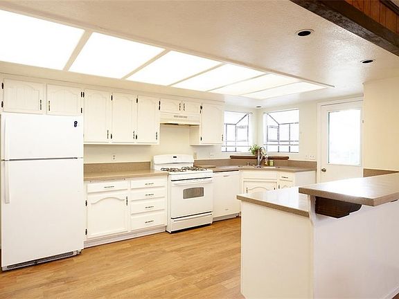 3rd image of 904 Myrtle Ave