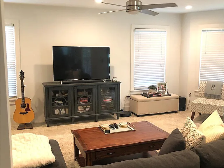 4715 Laurel St — Photo 6
