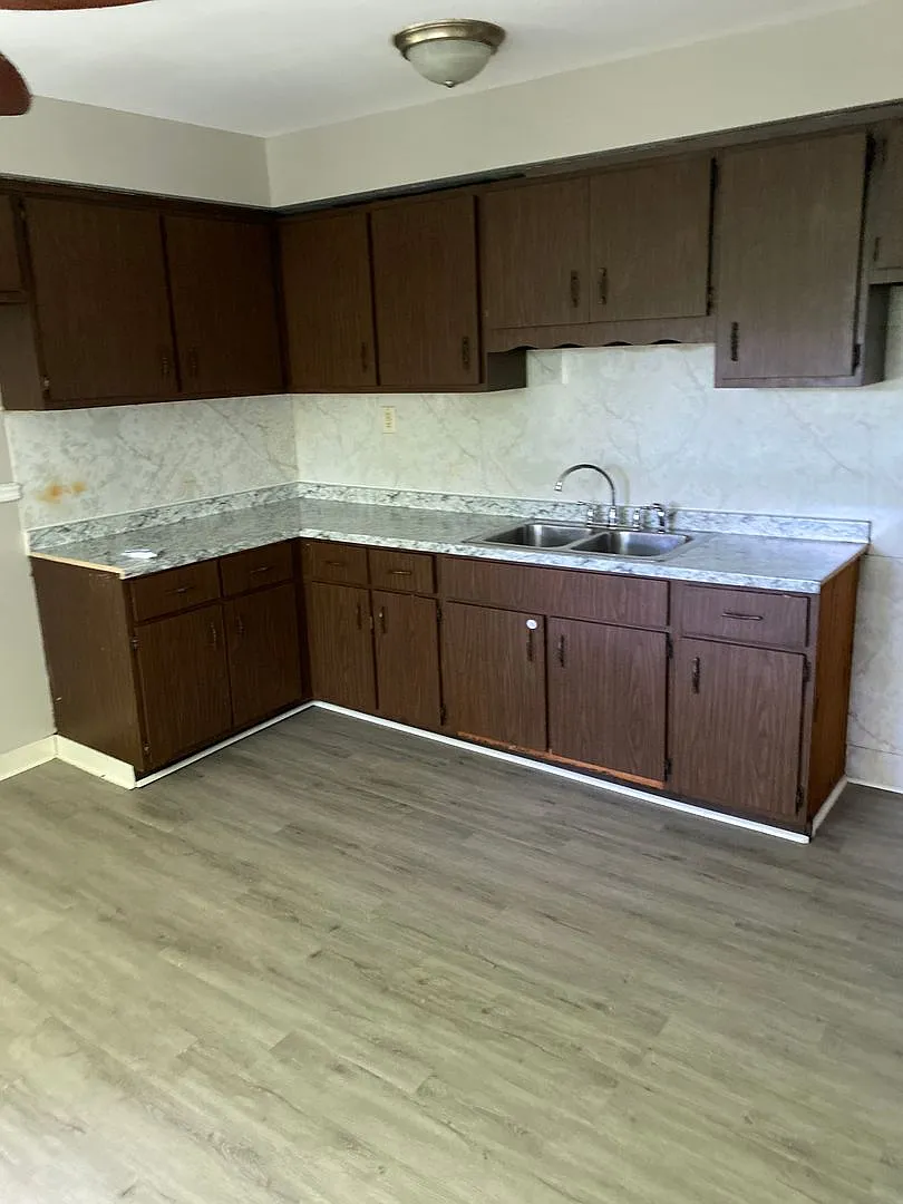 1032 Crown — Photo 2