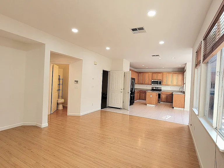 925 Gates St — Photo 12
