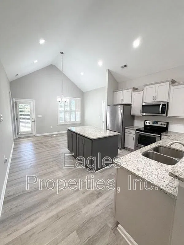 3 bed, 2.0 bath, 1448 sqft, $1,950 — Photo 4