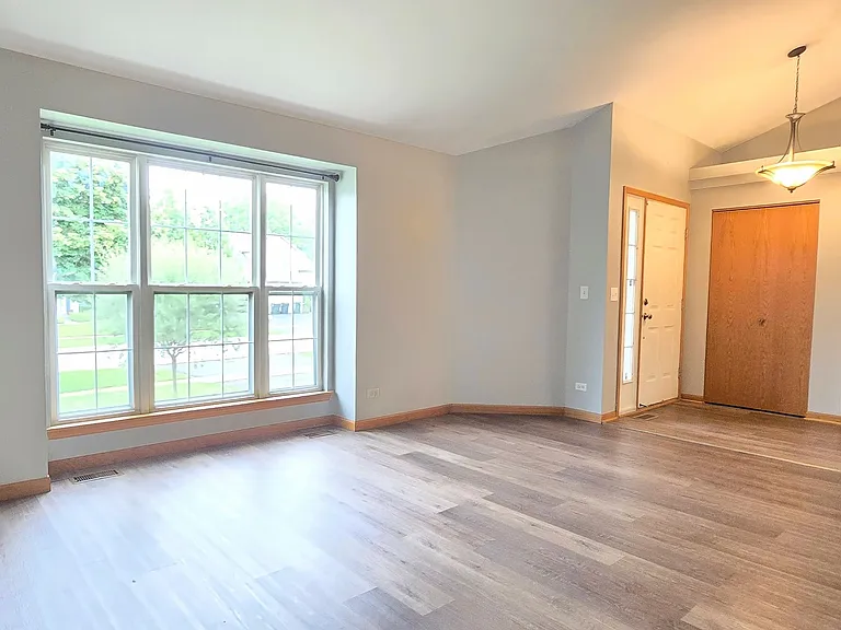 409 Fairfax Ln — Photo 2