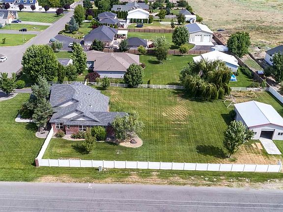 3rd image of 3902 S Highlands Blvd