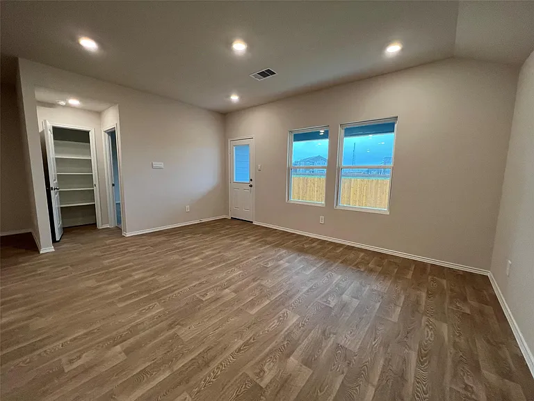 305 Wirecrested Dr — Photo 9