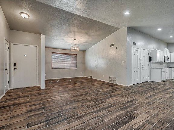 4th image of 2900 N Viewpoint Dr