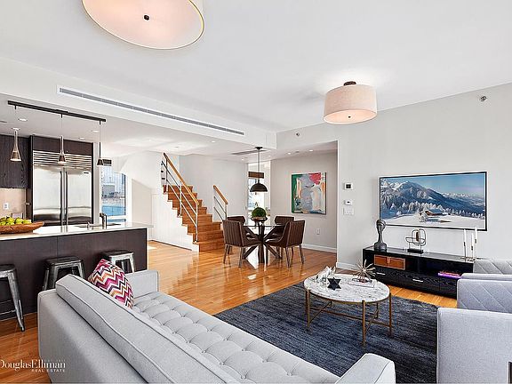 2nd image of 454 W 54th St #Pha
