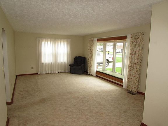 4th image of 300 Linden St