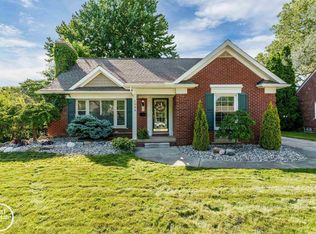 1088 Torrey Rd, Grosse Pointe Woods, MI 48236