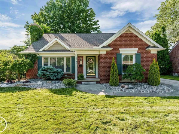 1088 Torrey Rd, Grosse Pointe Woods, MI 48236