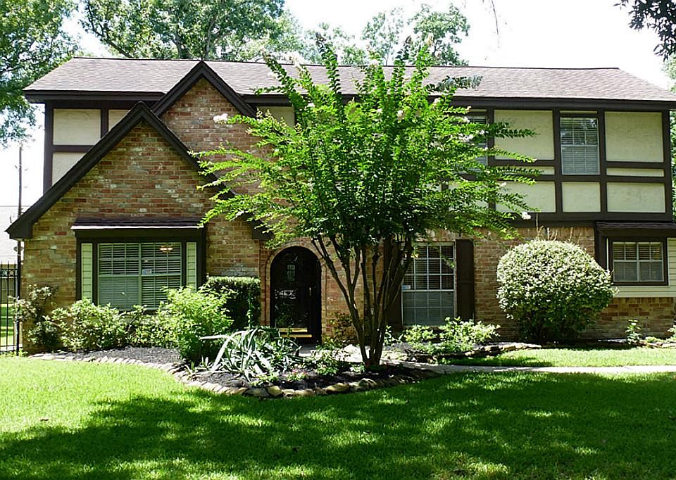 Lovely English Tutor-style home with 2888 square feet per appraisal