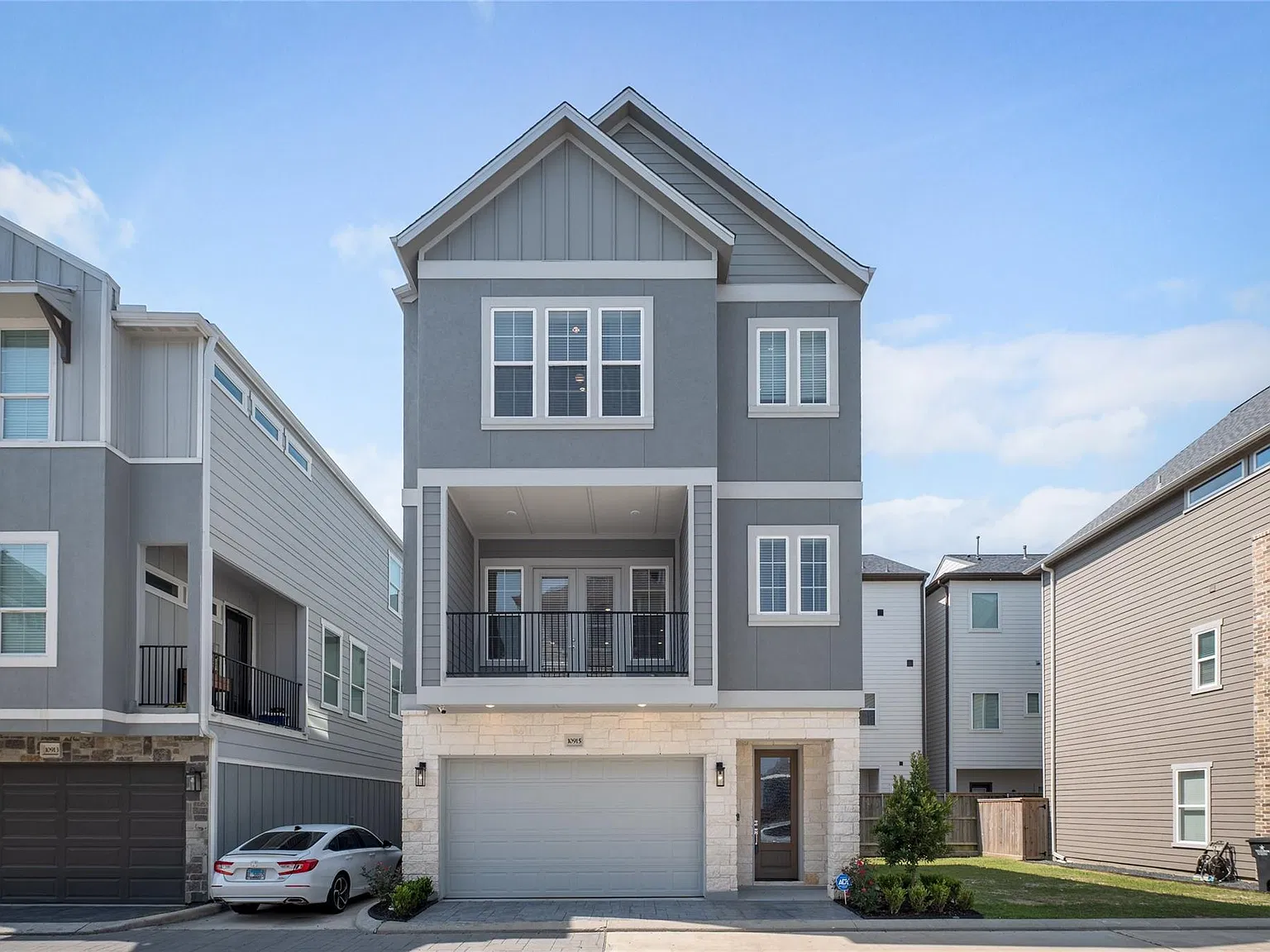 3 bed, 3.5 bath, 2756 sqft, $3,400 — Photo 1