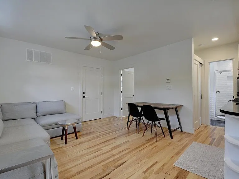 4518 Red River St #C — Photo 3