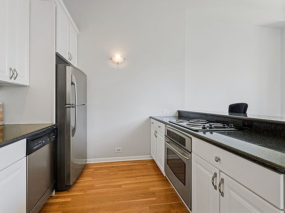 3rd image of 2343 N Greenview Ave APT 213