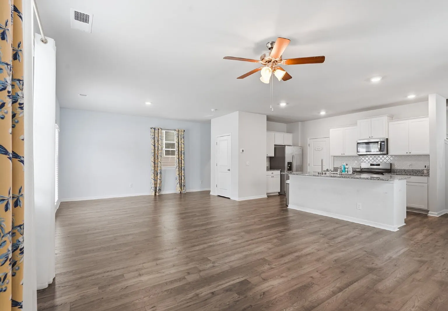4 bed, 2.5 bath, 2200 sqft, $2,300 — Photo 4