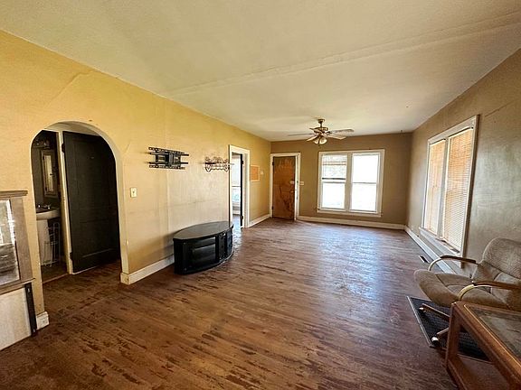 4th image of 303 W Kansas Ave