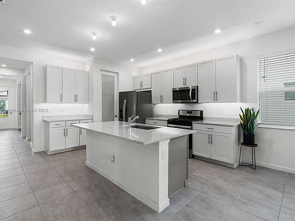 4th image of 12766 Phoenix Dr