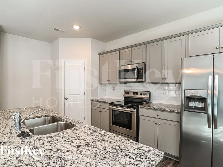 9616 Hamel St — Photo 5