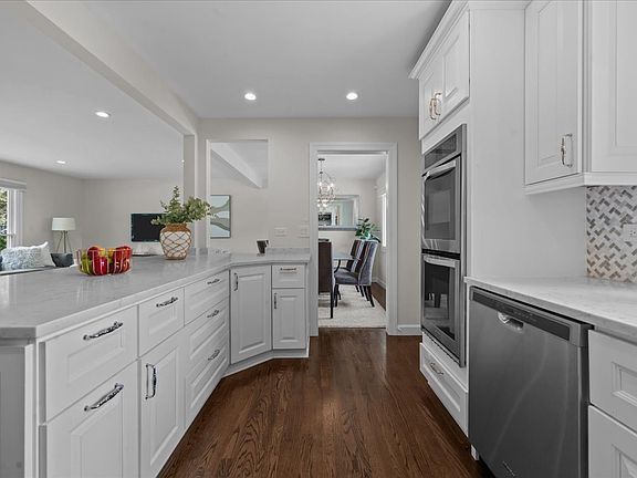 5th image of 821 Castlewood Ln