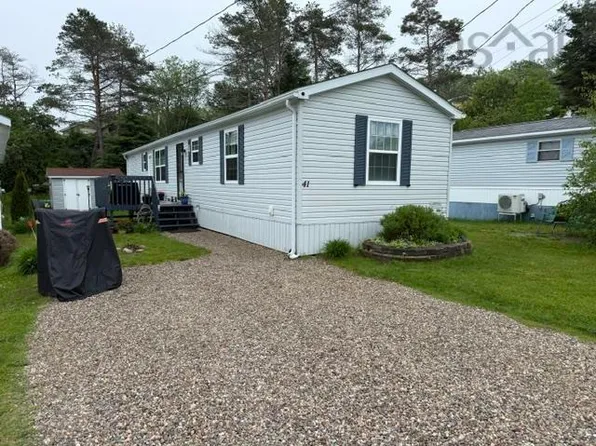 41 Heather St, Middle Sackville, NS B4E 1C9