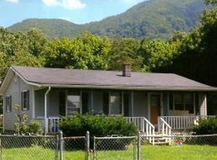 112 Parham St, Hampton, TN 37658