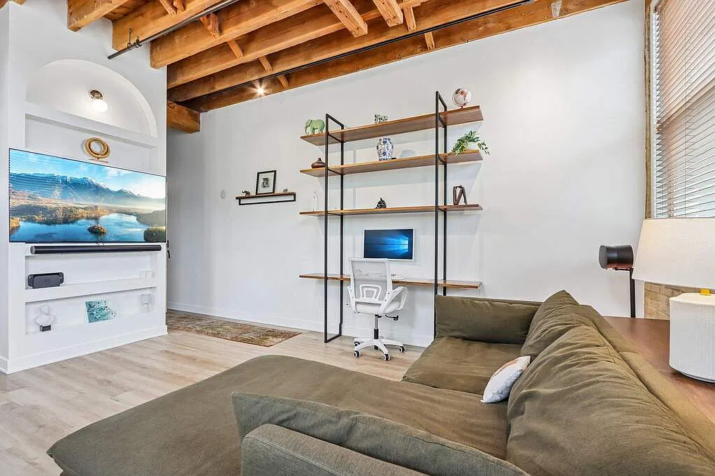 2 bed, 1031 sqft, $2,400 — Photo 4