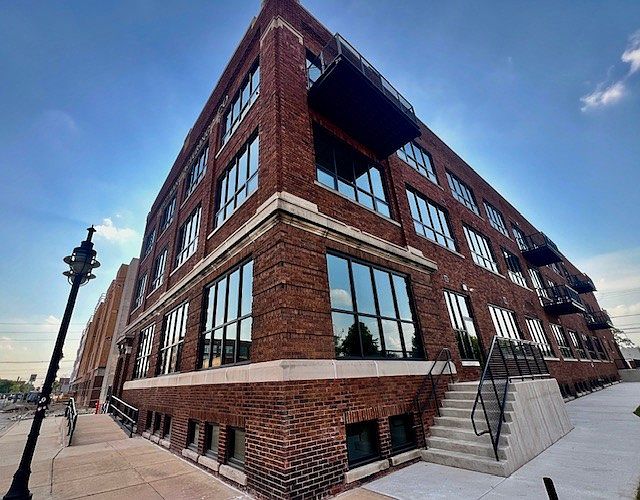 1st image of 1001 SW Adams St #105