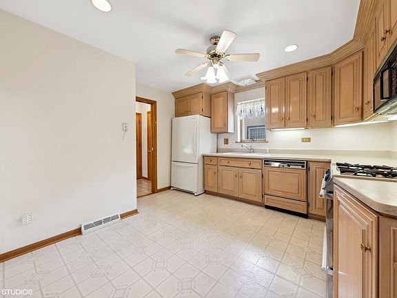 5th image of 56 Malden Ave